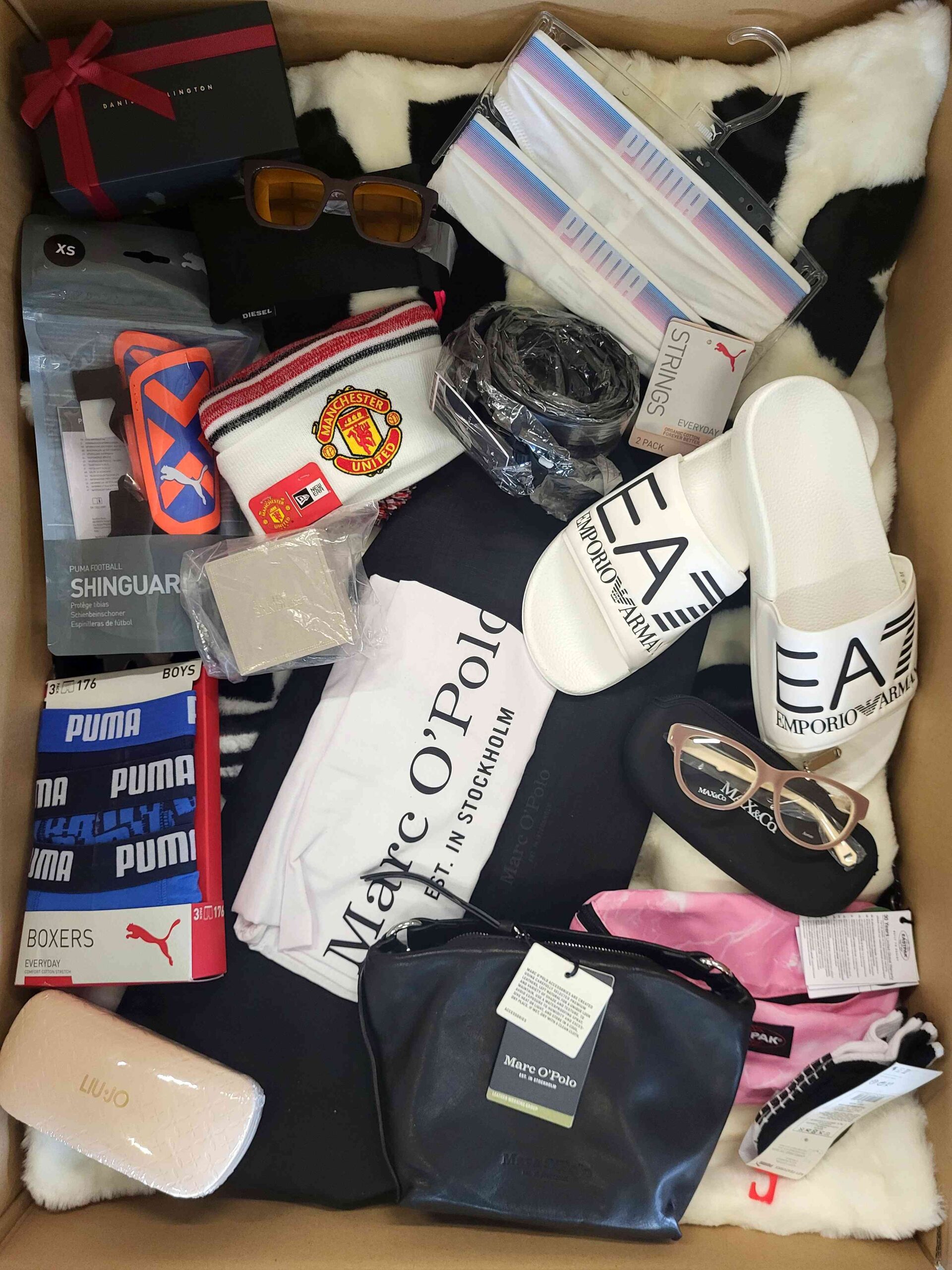 AA218 3 The picture shows a package with accessories in the category AA.