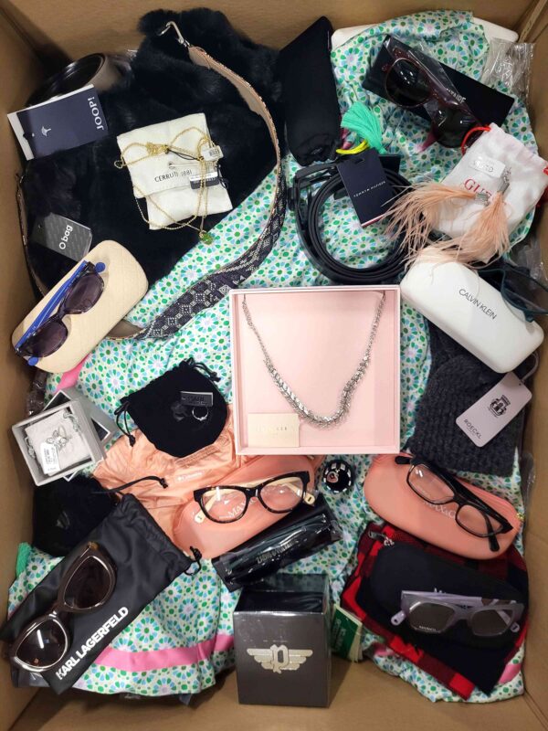 The picture shows a package with accessories in the category AA.