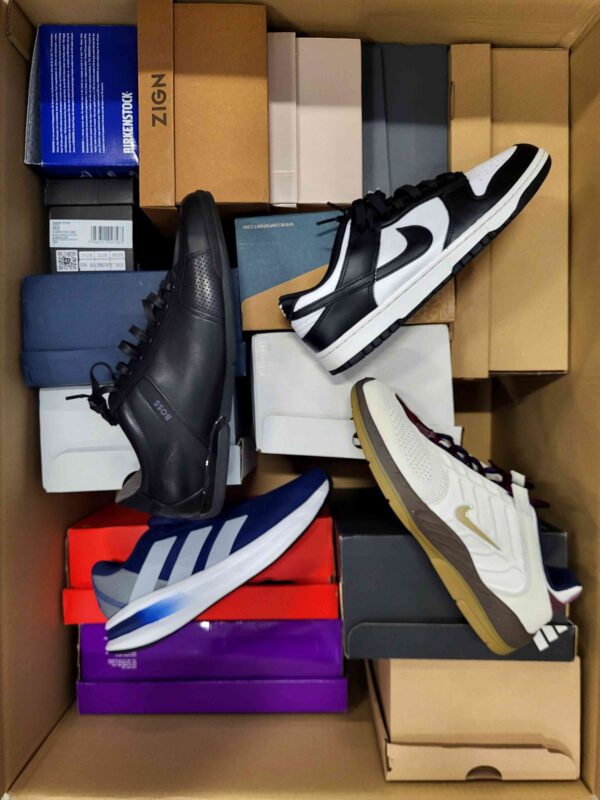 The photo shows a package with footwear in the category CS.