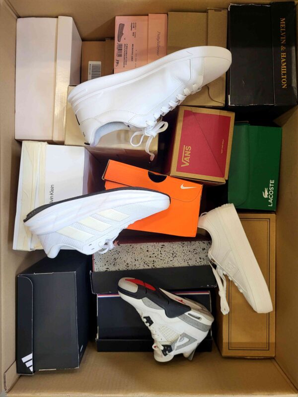 The photo shows a package with footwear in the category CS.