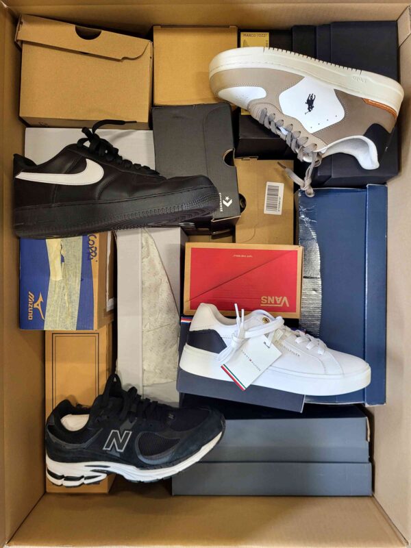 The photo shows a package with footwear in the category CS.