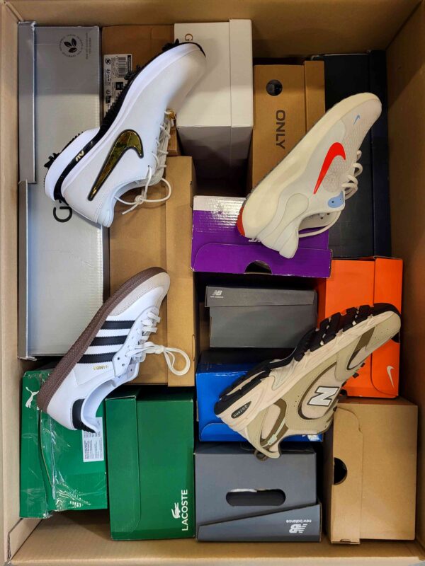 The photo shows a package with footwear in the category CS.