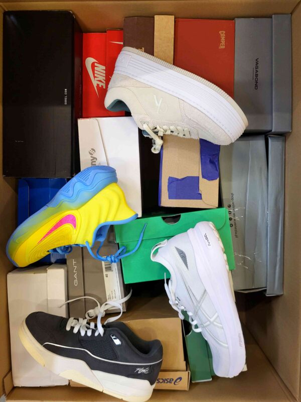 The photo shows a package with footwear in the category CS.