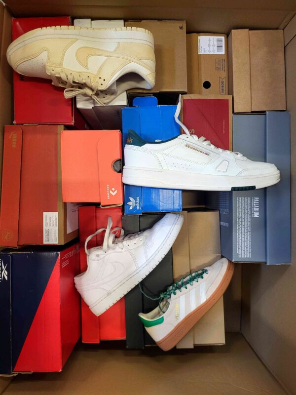 The photo shows a package with footwear in the category CS.