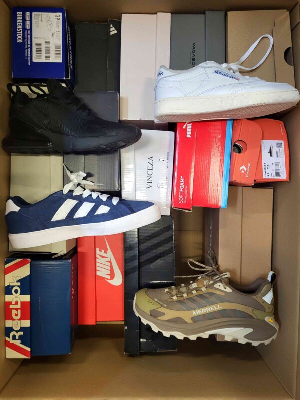 The photo shows a package with footwear in the category CS.