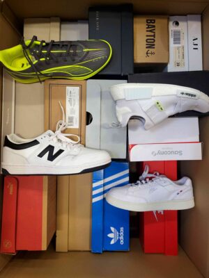 The photo shows a package with footwear in the category CS.