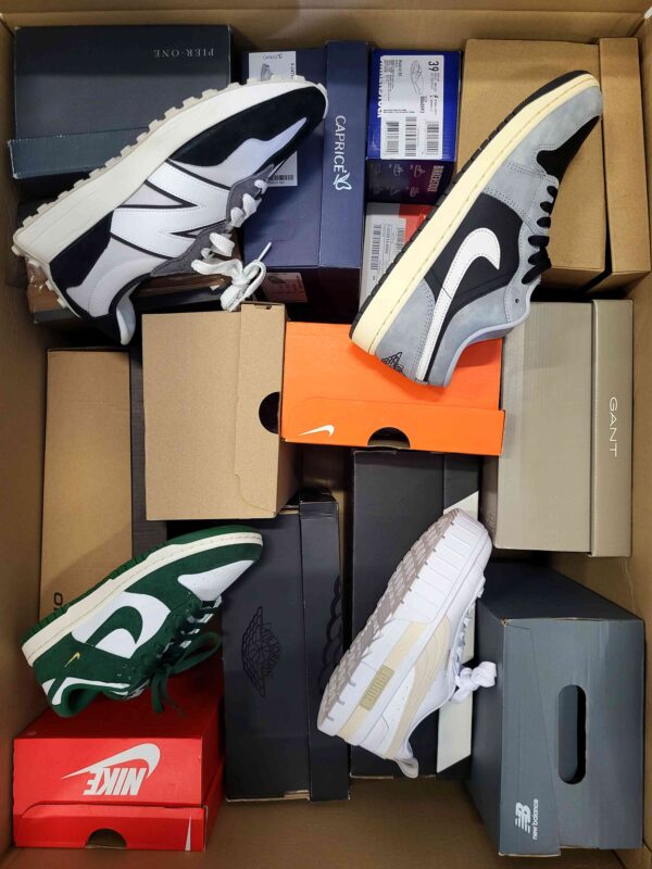 The photo shows a package with footwear in the category CS.