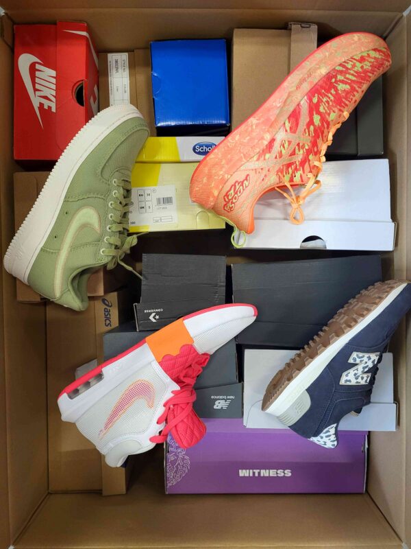 The photo shows a package with footwear in the category CS.