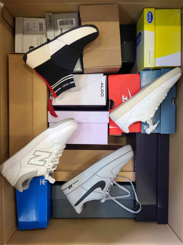 The photo shows a package with footwear in the category CS.