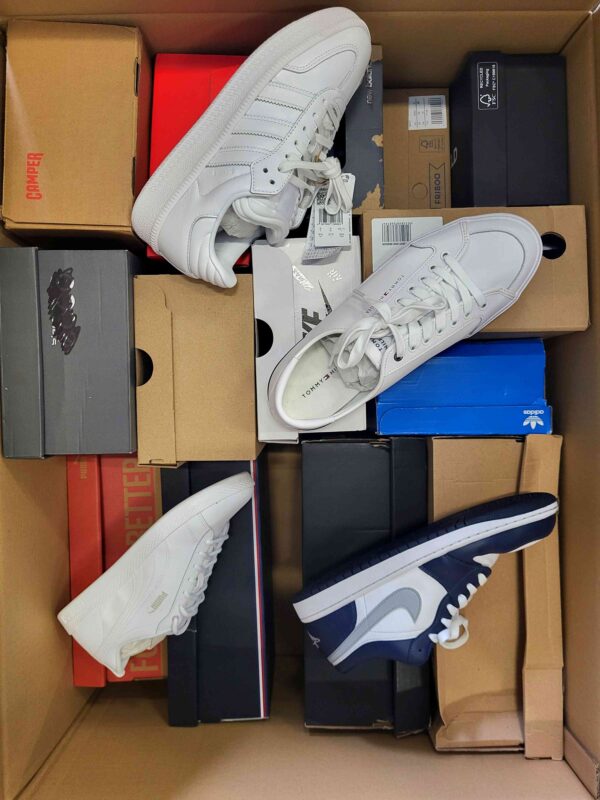 The photo shows a package with footwear in the category CS.