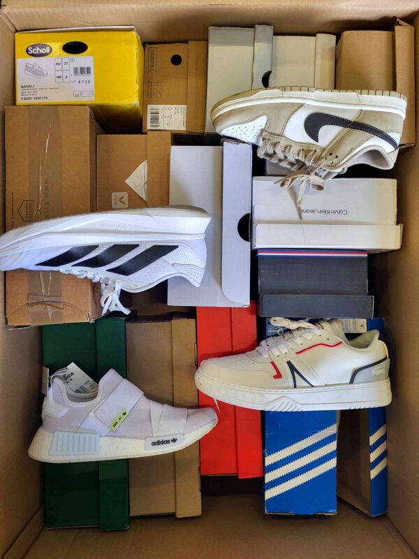 The photo shows a package with footwear in the category CS.