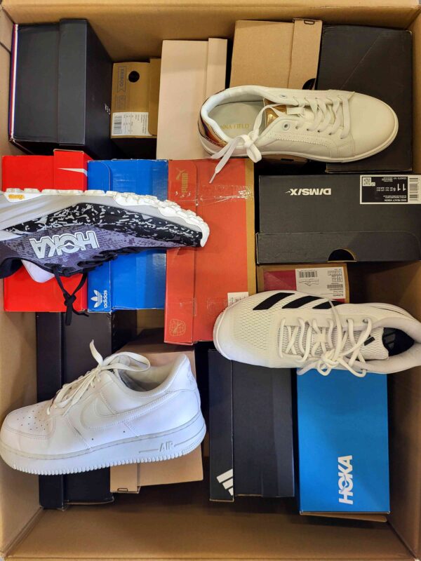 The photo shows a package with footwear in the category CS.