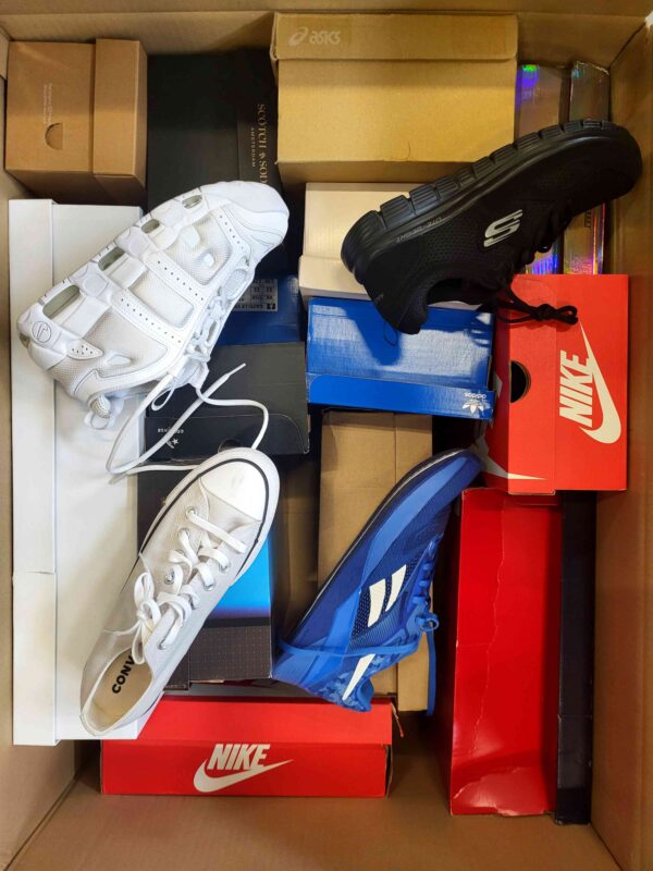 The photo shows a package with footwear in the category CS.