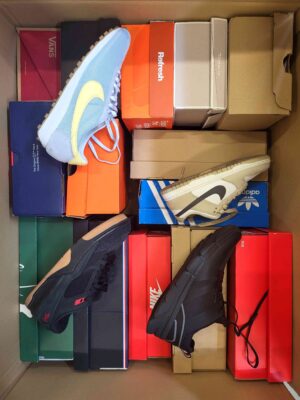 The photo shows a package with footwear in the category CS.