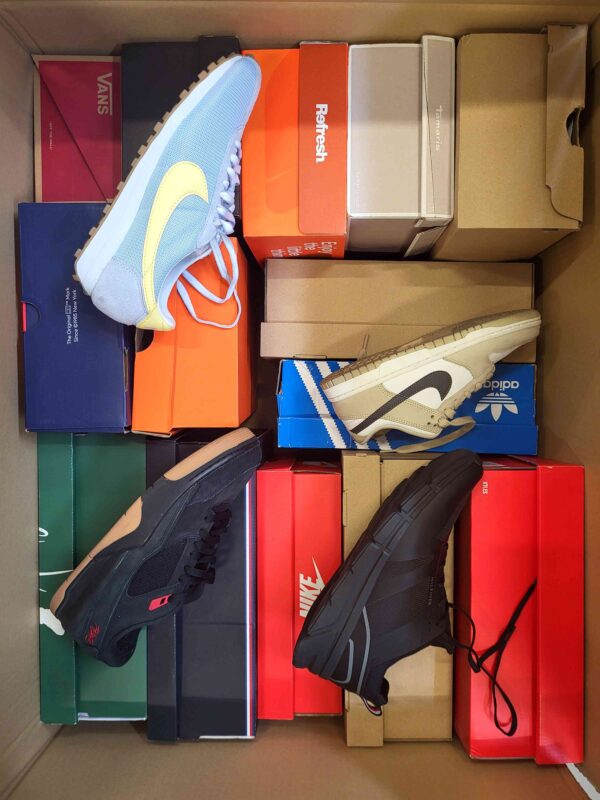 The photo shows a package with footwear in the category CS.