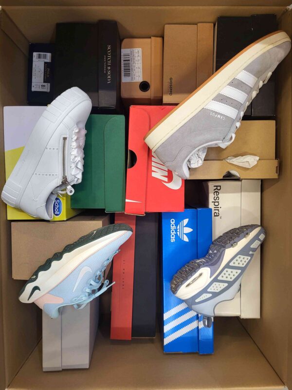The photo shows a package with footwear in the category CS.