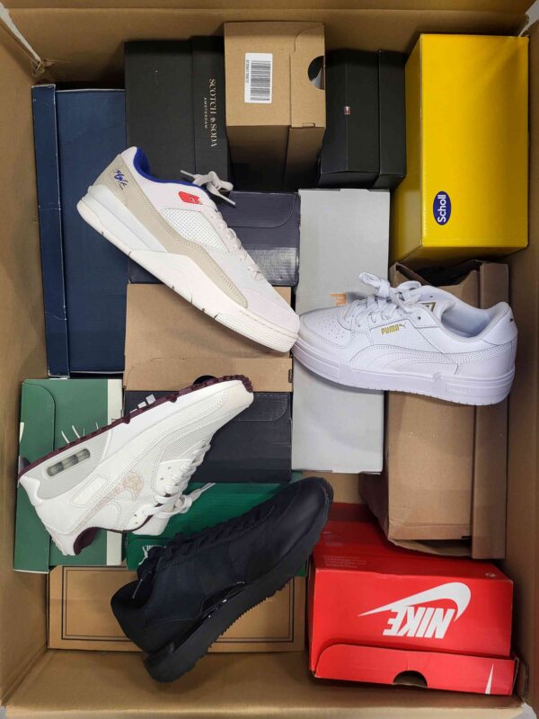 The photo shows a package with footwear in the category CS.