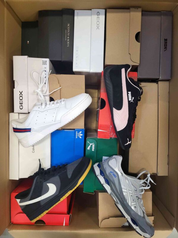 The photo shows a package with footwear in the category CS.