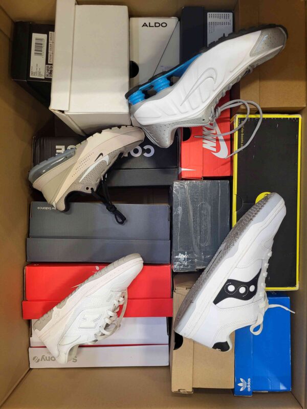 The photo shows a package with footwear in the category CS.