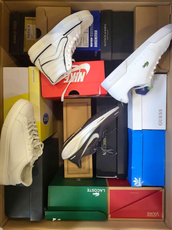The photo shows a package with footwear in the category CS.