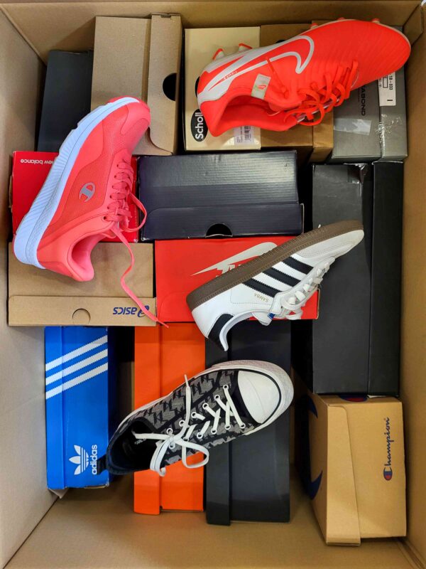The photo shows a package with footwear in the category CS.