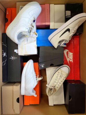 The photo shows a package with footwear in the category CS.