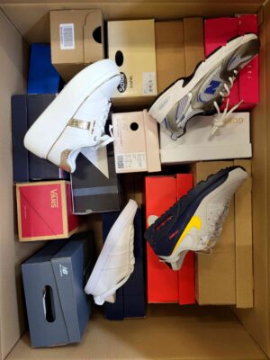 The photo shows a package with footwear in the category CS.