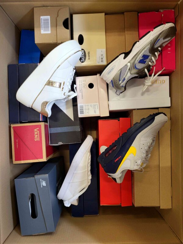 The photo shows a package with footwear in the category CS.