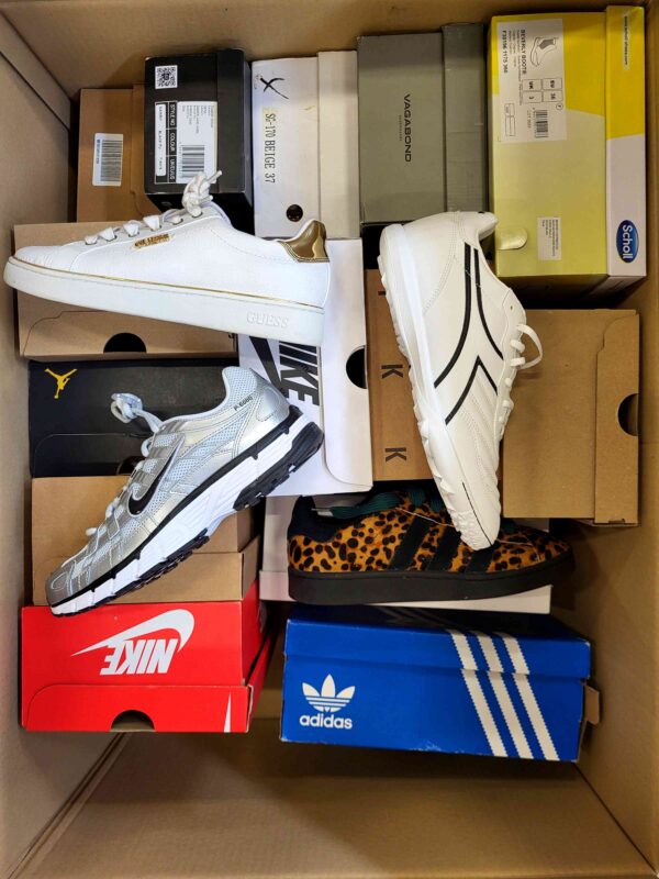 The photo shows a package with footwear in the category CS.