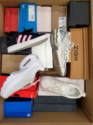The photo shows a package with footwear in the category CS.
