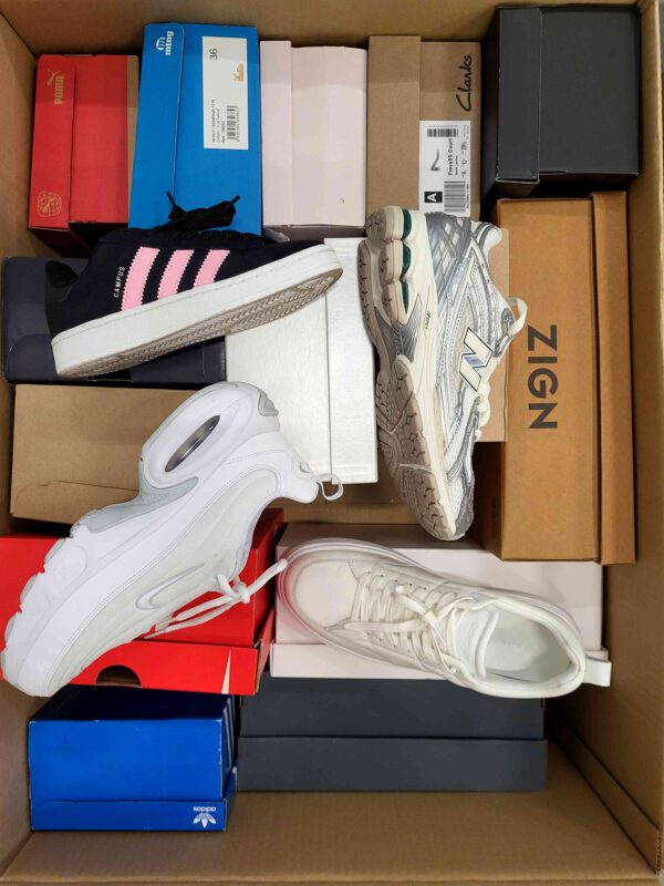 The photo shows a package with footwear in the category CS.