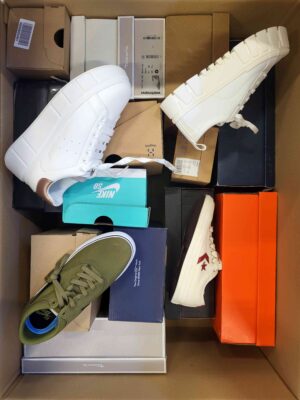 The photo shows a package with footwear in the category CS.