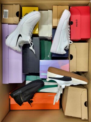 The photo shows a package with footwear in the category CS.