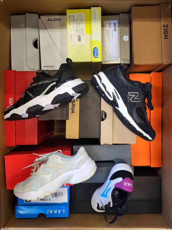 The photo shows a package with footwear in the category CS.