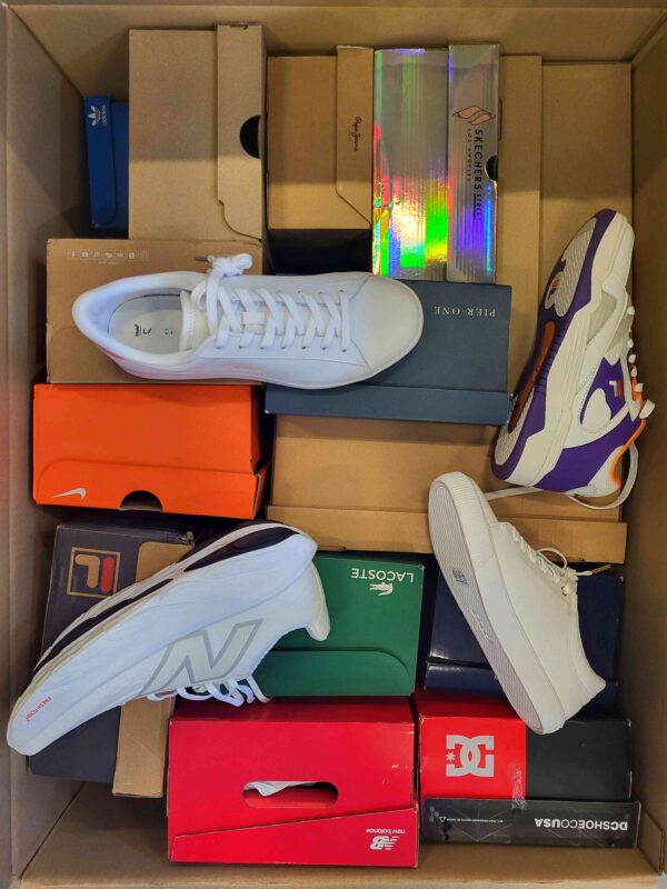 The photo shows a package with footwear in the category CS.