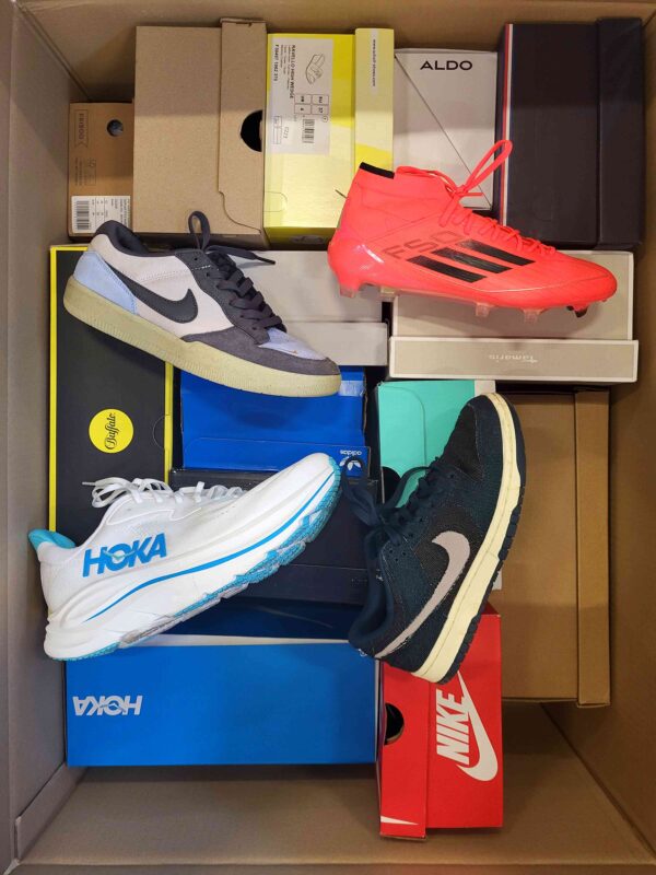 The photo shows a package with footwear in the category CS.