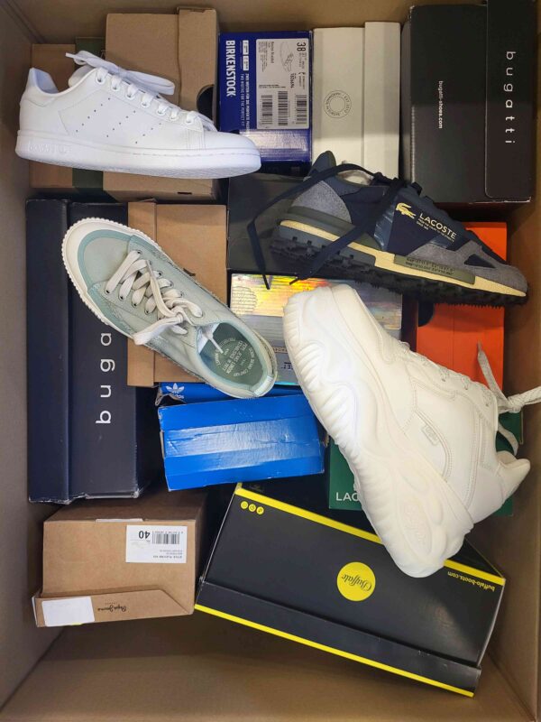 The photo shows a package with footwear in the category CS.