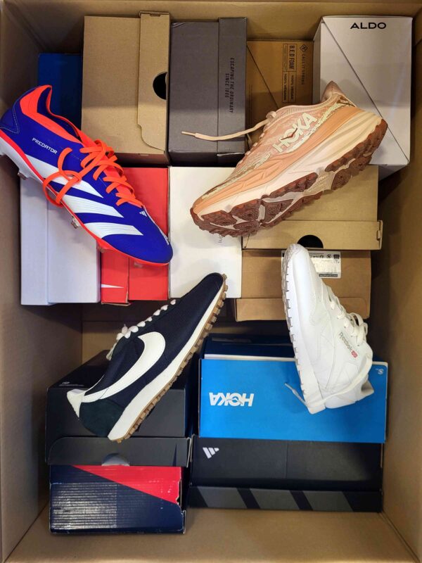 The photo shows a package with footwear in the category CS.