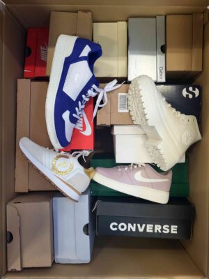 The photo shows a package with footwear in the category CS.