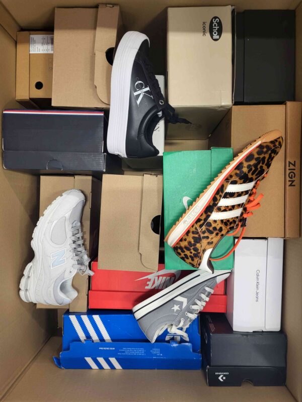 The photo shows a package with footwear in the category CS.