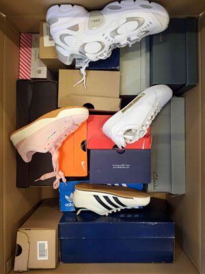 The photo shows a package with footwear in the category CS.