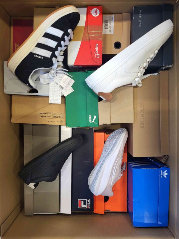 The photo shows a package with footwear in the category CS.