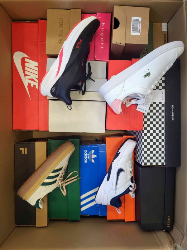 The photo shows a package with footwear in the category CS.