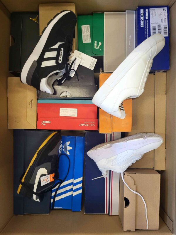 The photo shows a package with footwear in the category CS.