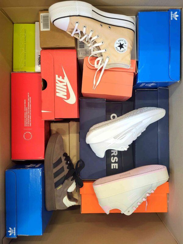 The photo shows a package with footwear in the category CS.