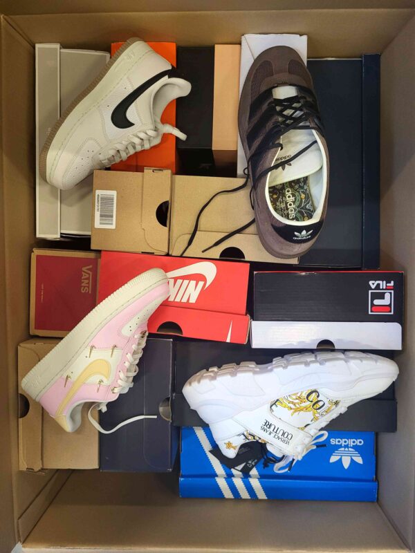 The photo shows a package with footwear in the category CS.