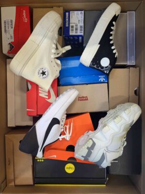 The photo shows a package with footwear in the category CS.