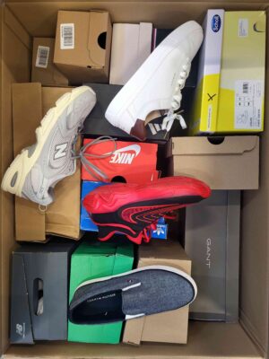 The photo shows a package with footwear in the category CS.