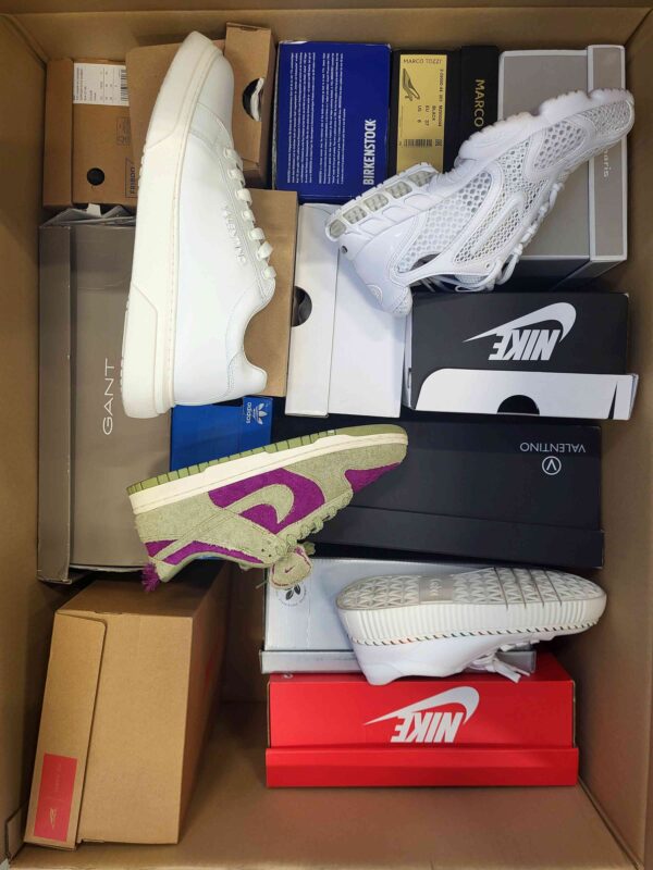 The photo shows a package with footwear in the category CS.