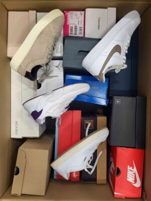 The photo shows a package with footwear in the category CS.